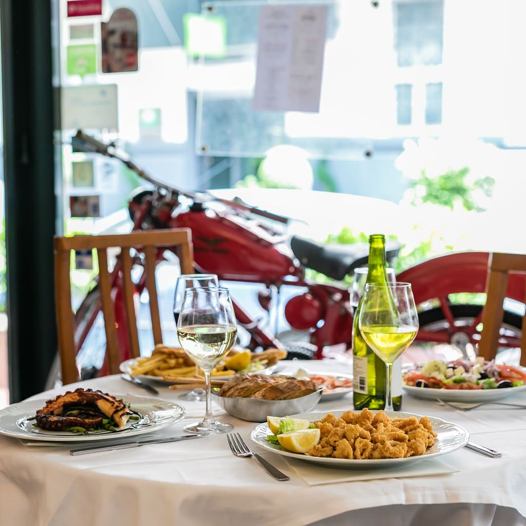 Polipo croccate, cotoletta e frittura di pesce accompagnati da buon vino