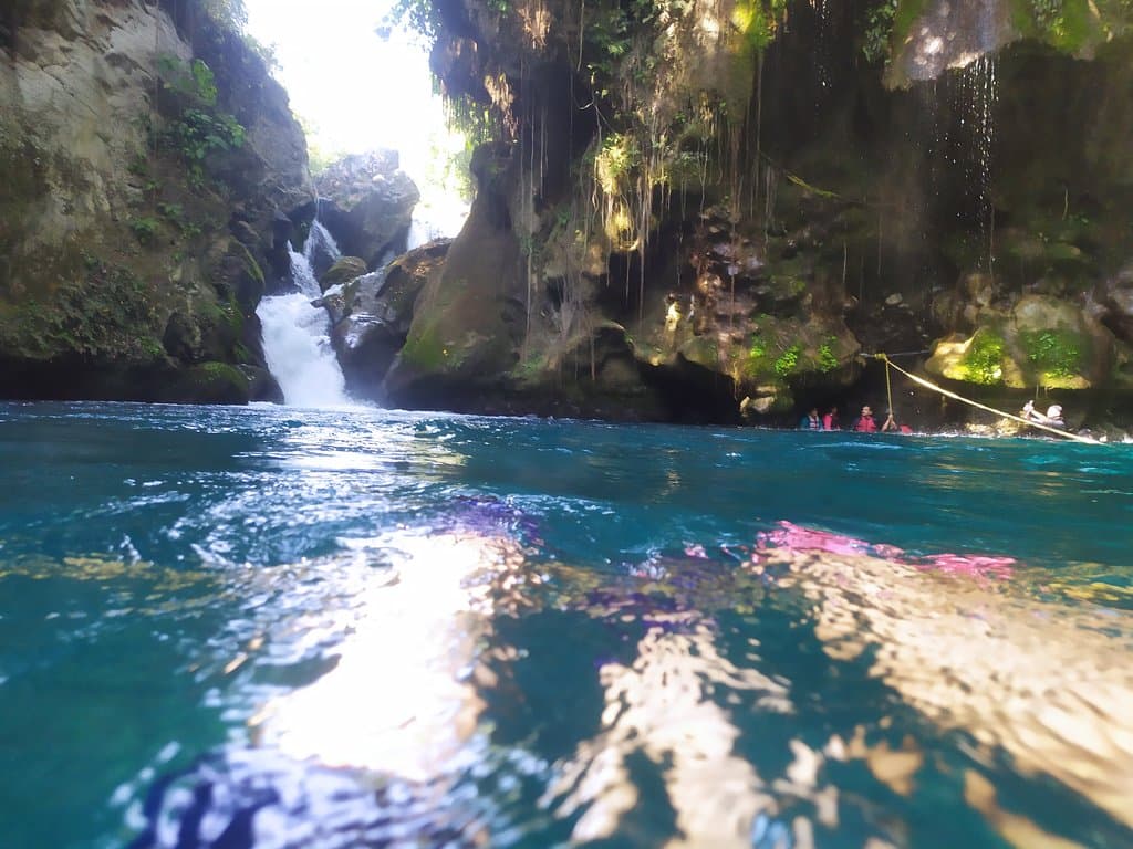 Mi lugar favorito de la huasteca potosina , puente de dios es un área natural muy hermosa y relajante donde tienes contacto con la naturaleza escuchar el sonido del agua caer. Te recomiendo llegar super temprano puedas disfrutar mas de este bellisimo lugar en la entrada hay comida y locker para guardar tus pertenencias,el uso de chaleco es obligatorio.