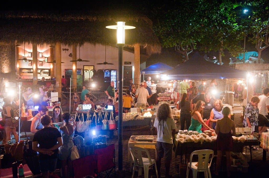 Evening artesanal market with art, crafts, food, souvenirs, jewelry, paintings.... live music and fun!