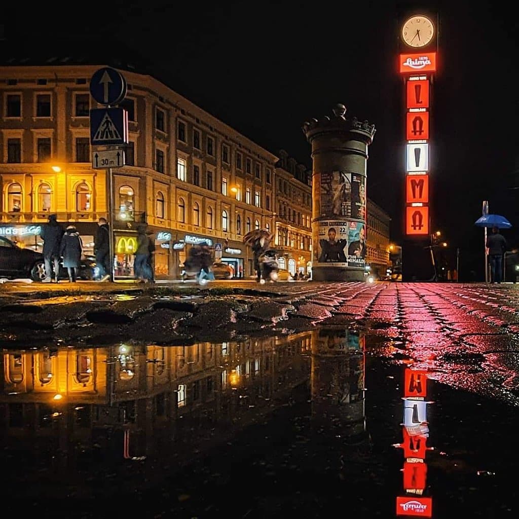 L horloge Laima au centre de la ville au croisement du centre historique et les boulevards