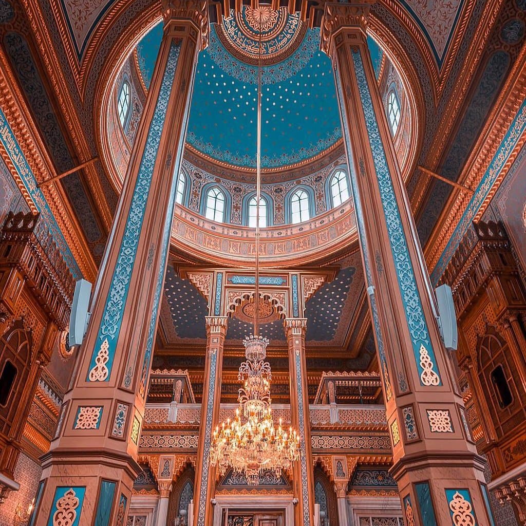 YILDIZ HAMIDIYE MOSQUE is quite different in decor to many of the other mosques in the region and the small details which have gone into the interior are certainly very beautiful. The dome is painted a deep indigo blue and dotted with seemingly golden stars, a reference to the name of the Yıldız palace, yıldız (star). The overall design is Neo-Gothic, with traditional Ottoman nods. 📸 @oneistanbul ﹥ Credit: l_uysal