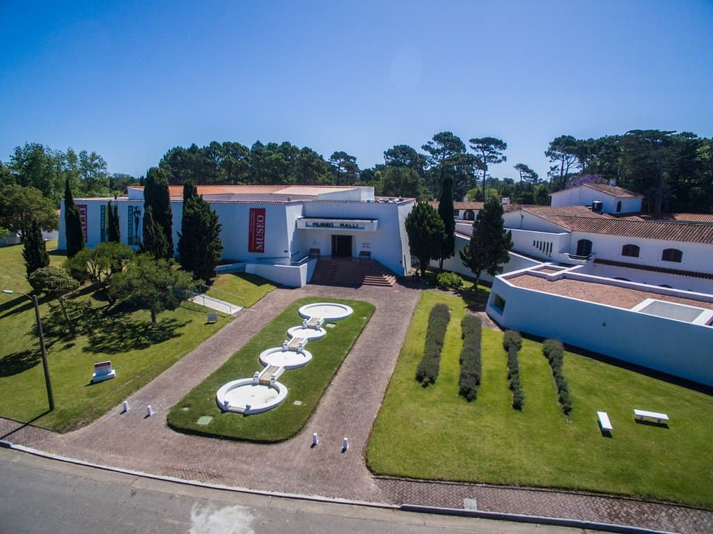 Entrada Principal Museo Ralli ubicado en el Barrio Beverly Hills de Punta del Este. El primero de las cinco sedes Ralli que existen en el Mundo.