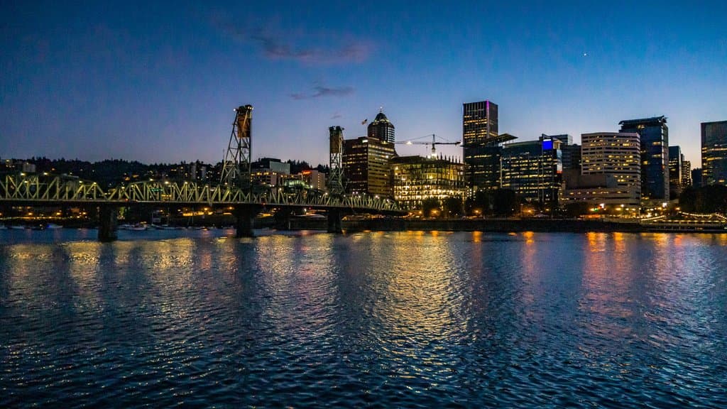 Ce parc qui longe la rivière Willamette offre une superbe vue sur le pont Hawthorne et le Downtown de Portland.