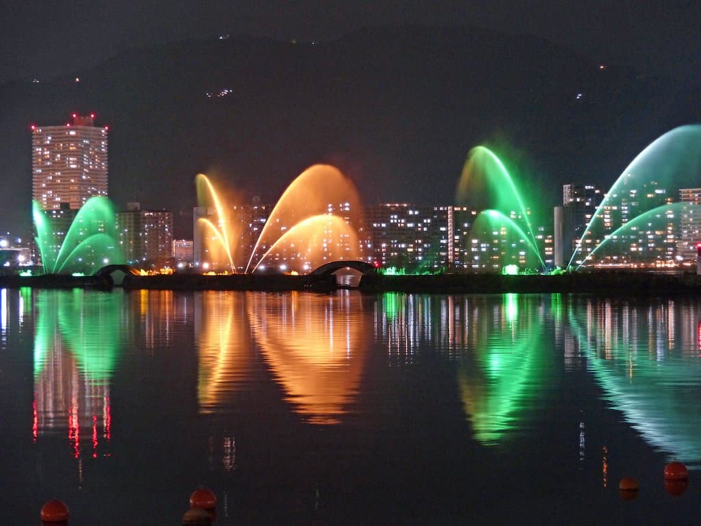 噴水の形も刻々と色々に変化します。