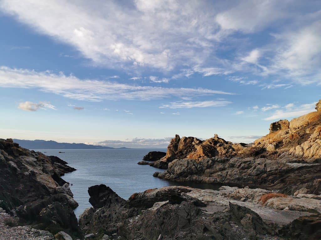 Uno de sus rincones, al fondo Llança