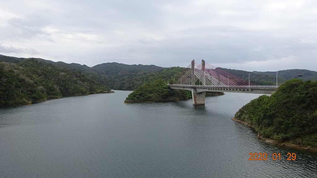 ダム湖に架かる「またきな大橋」