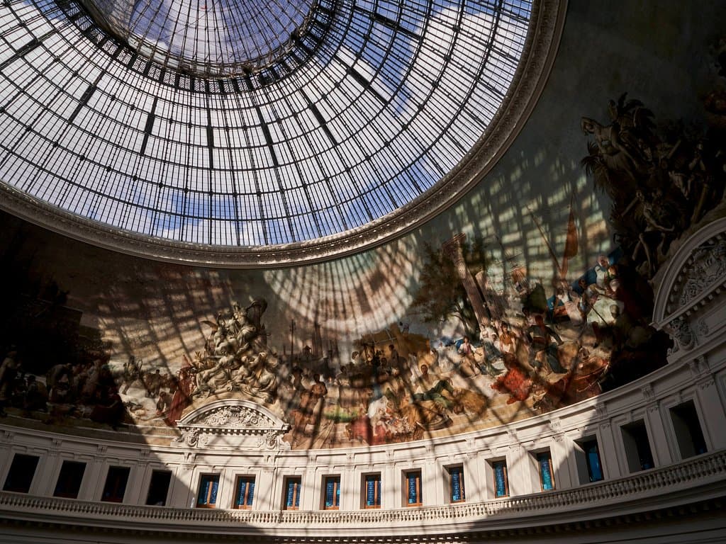 La course du soleil sur la toile marouflée de la Bourse de Commerce