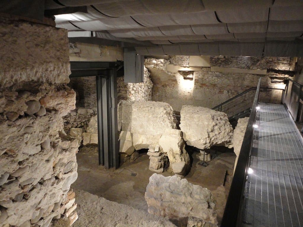 Edificato nella seconda metà del I sec. a.C. sul lato settentrionale del foro, l’edificio era caratterizzato da un fronte largo 35 m (con tre file di sei colonne), tre celle e portici ai lati, ed era lungo circa 42 m. Su tre lati correva tutt’intorno al tempio un porticato che aveva anche la funzione di archivio. Lungo le sue pareti erano esposte numerose epigrafi e tavole in bronzo, delle quali si sono ritrovati solo frammenti: si trattava di leggi, decreti, liste di magistrati e imperatori.