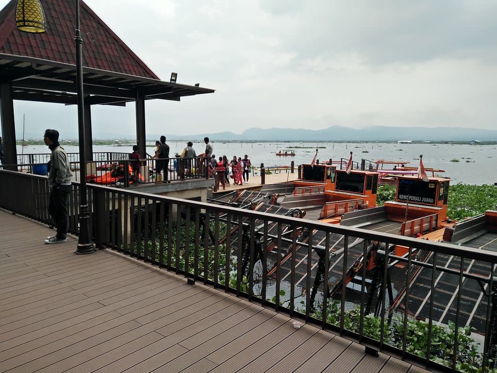 Lokasi : Desa Kebondowo Kecamatan Banyubiru, Semarang.  Jam buka : 08:00 - 19:00 Tiket masuk : 25.000/org Sewa Perahu : 100.000/Perahu (isi 6 org)  Description : Wisata ini cocok buat keluarga Dan berpasangan, karna para wisata ditawarkan keindahan danau rawa pening, bukan hanya itu di wisata ini pengunjung juga dapat melihat pameran ikan yg Ada di danau rawa pening, dan disediakan penyewaan perahu bagi wisata yg ingin mengelilingi danau rawa pening.  Saran saja datang pagi atau sore.