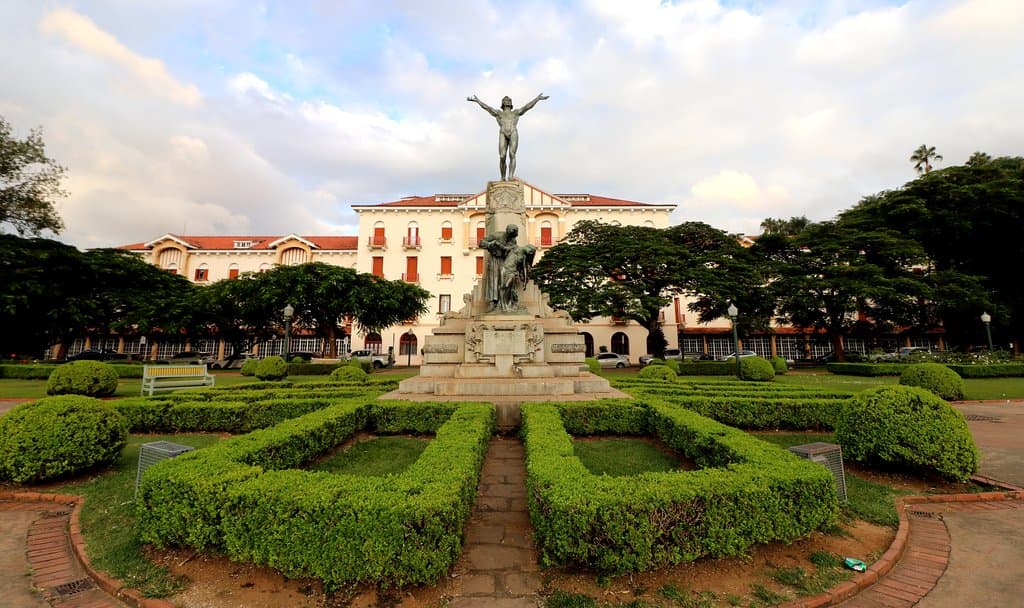 De braços abertos aos visitantes