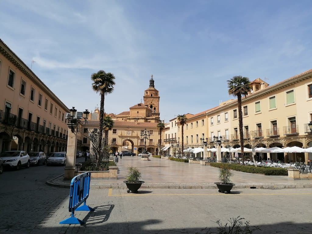 Imagen de la plaza, al fondo la catedral.