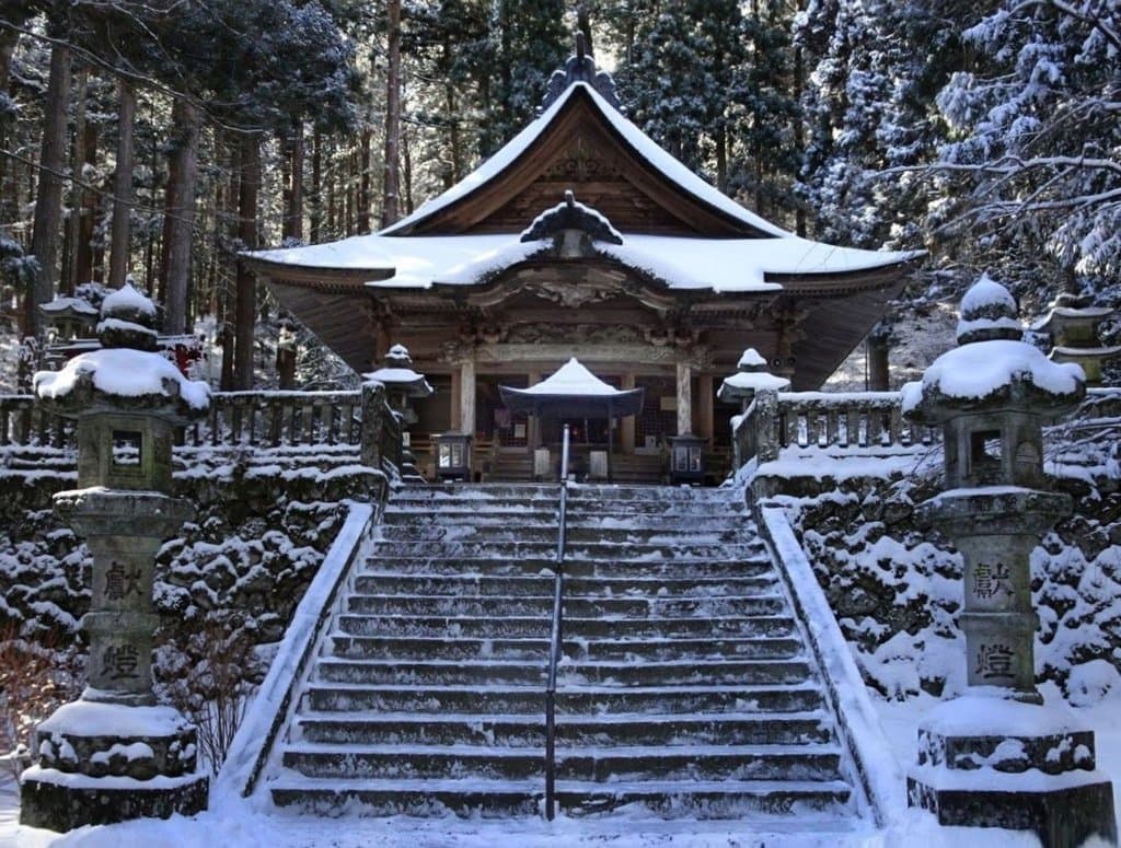 1851(嘉永4)年に再建されたという雪を戴いた「本堂」です。