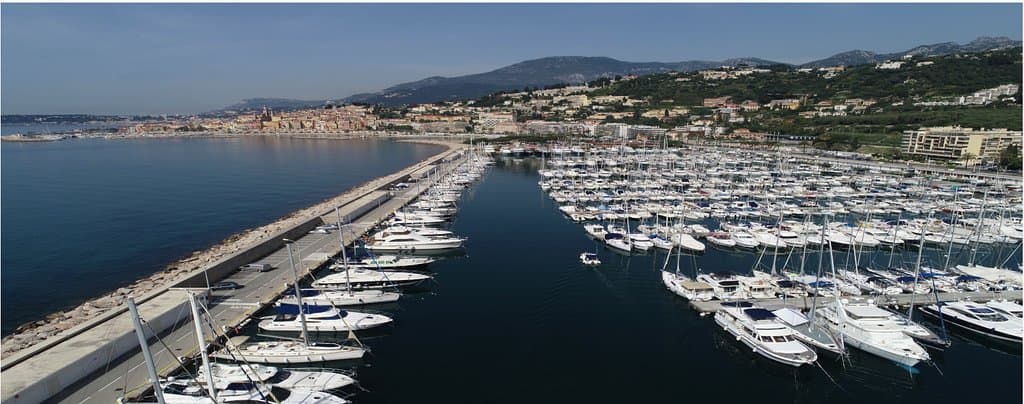 Port de plaisance de Garavan à Menton, situé à moins de 2 km du centre ville, vous y retrouverez commerces et restaurants dans un cadre idyllique