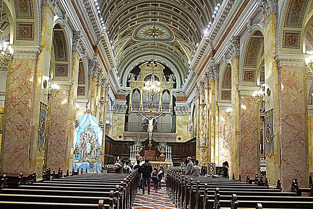 Фото 5. Общий вид церкви от входной двери. Перед алтарём на своде потолка в круге изображён Дух Святой (в виде голубя в сиянии).