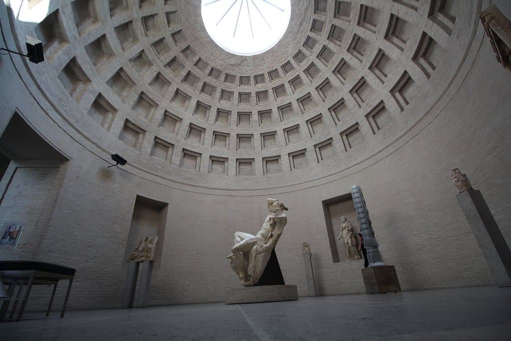 If you like ancient sculptures, architecture and art, this is the place for you! The Königsplatz itself is a beautiful sight and a nice place to enjoy architecture. Not only the art and sculptures are impressive. The architecture of the vaulted ceilings and vaults is also fascinating, as is the play of light through the windows. In the middle of the building there is a small courtyard where is a café and you can sit, eat and drink.