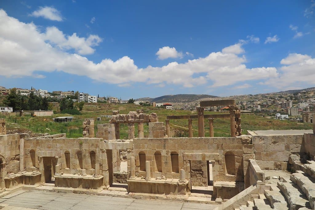 บรรยากาศโดยรอบบริเวณ  แทบไม่หลงเหลือ สภาพเดิม ครับ