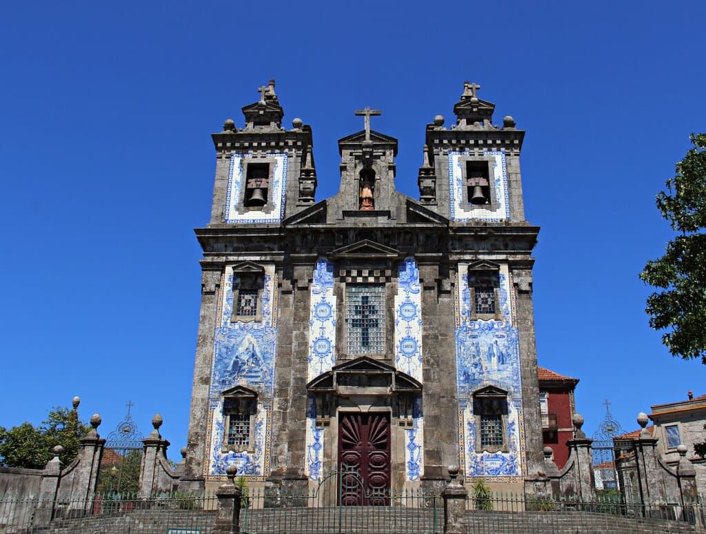 Fachada em azulejo da Igreja Paroquial de Santo Ildefonso