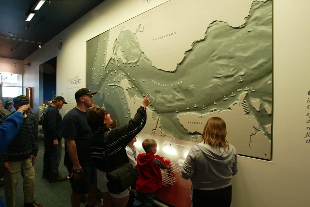 Chinook Culture & Canoes