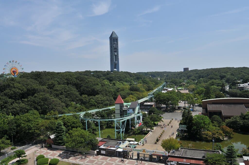 東山動植物園を見下ろす様にそびえ立つ東山スカイタワー