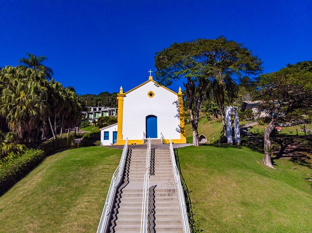 Capela de Santo Amaro é uma das primeiras igrejas de Santa Catarina. Localizada no bairro da Barra, em Balneário Camboriú, é tombada como patrimônio histórico pelo Estado e pelo município.