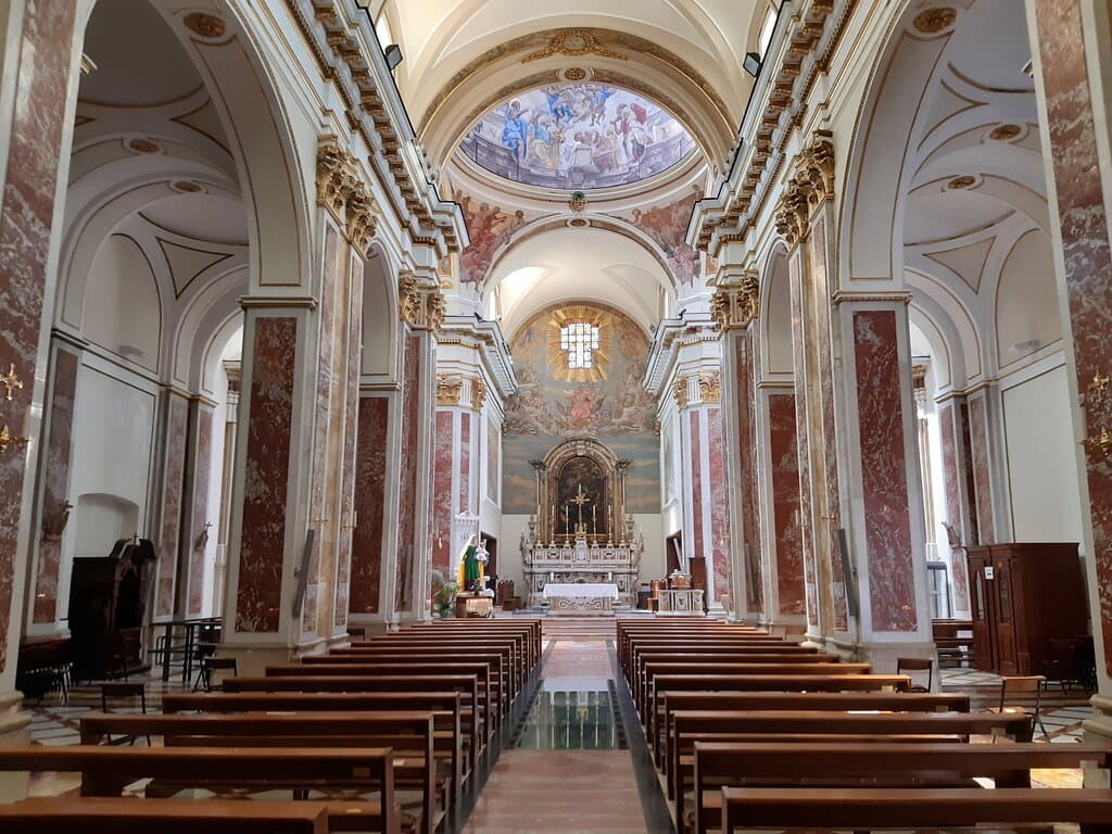 interno visto dalla navata centrale