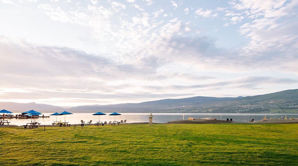 A view of Annies bakery and Lounge right on the beach at Annies.
