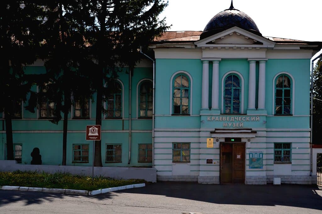 Здание курского областного краеведческого музея.
Архиерейский дом, памятник архитектуры, построен в 1816-1826 гг., архитектор А.И. Мельников.
Входит в ансамбль Знаменского монастыря.
Музей располагается в здании с 1926 г.