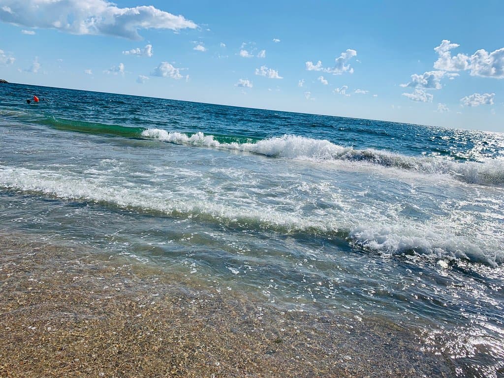 Very good beach for families with children, close to Constanta and Delfinariul Constanta. Large beach, with free zone and also with sunbeds, clean and a large terrace Reyna Terrace with affordable prices. Also, not crowdy, considering covid19.