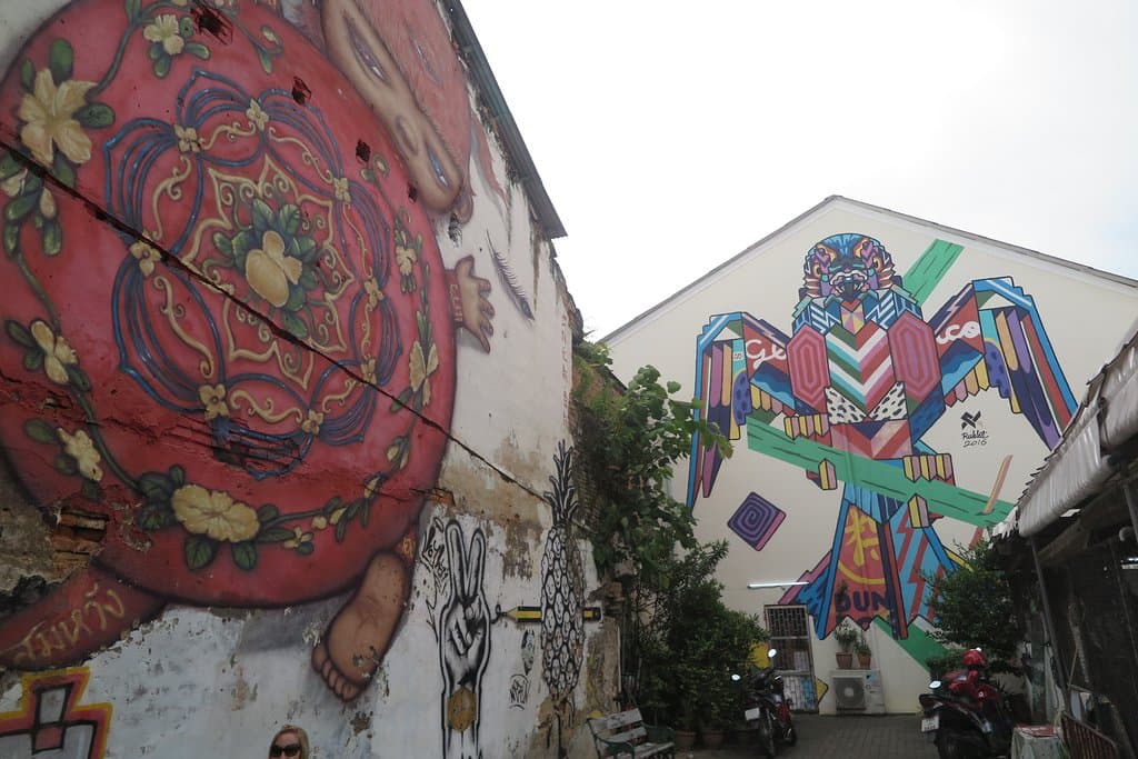 ถัดไปคือภาพนกอินทรีย์ อยู่บริเวณเดียวกับเต่าแดงเลย  วาดโดยศิลปิน ไทย ชื่อ  รักกิจ ครับ  