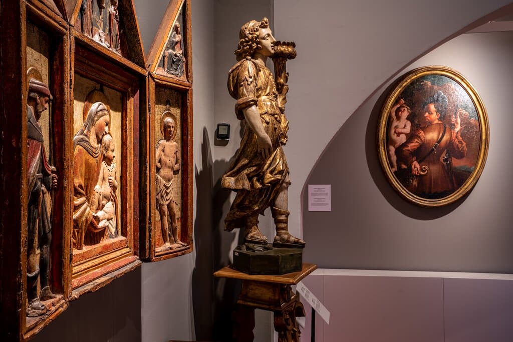 Il Museo Collezione Gianfranco Luzzetti nasce nel dicembre 2019 all'interno del Polo Culturale le Clarisse. 64 prestigiose opere donate dal celebre antiquario di origini maremmane alla città di Grosseto. Dipinti, sculture e maioliche - datati tra il XIV e il XIX secolo - riconducibili ad autori come Giovanni di Tano Fei, Antonio Rossellino, Giambologna, Rutilio Manetti, Passignano, Pier Dandini, Spadarino, Santi di Tito, Cigoli, Camillo Rusconi, e Corrado Giaquinto.