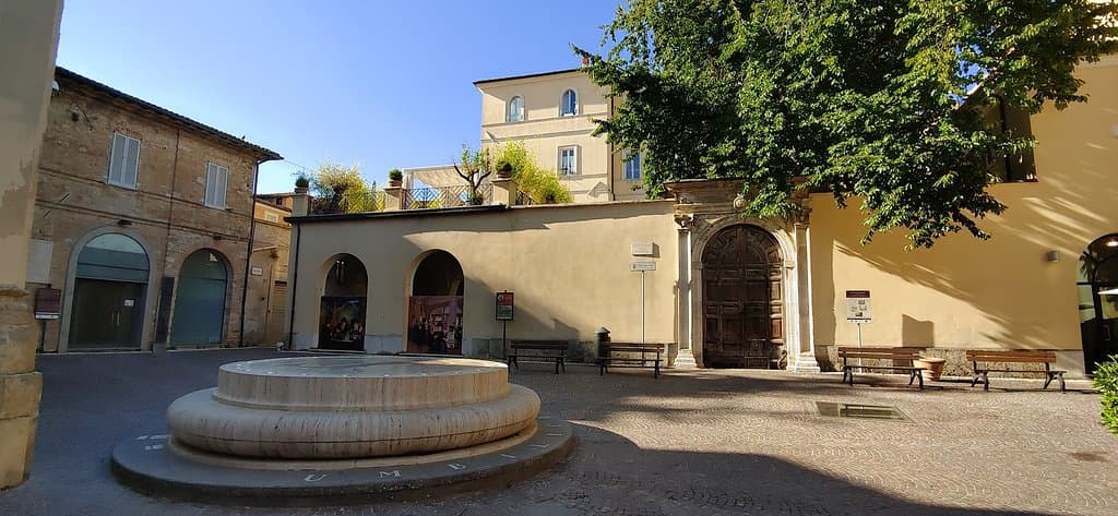 Piazza San Rufo e il monumento
