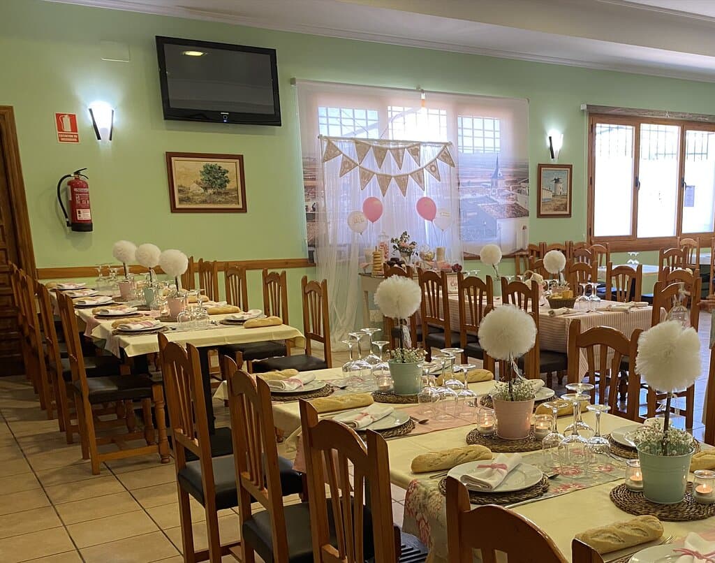 Mesas preparadas para la celebración de comuniones