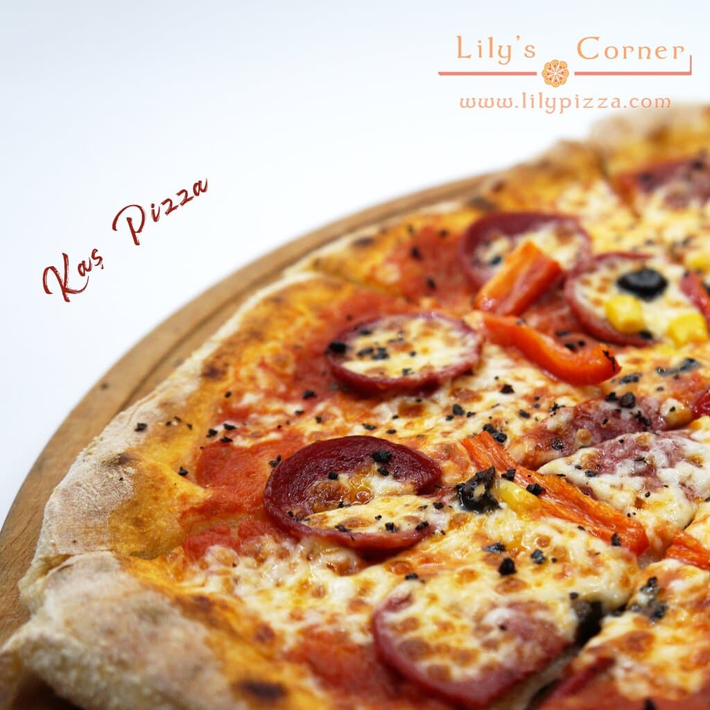 Tomato Sauce, Mozarella, Parmesan, Sucuk (Turkish Pepperoni), Corn, Olives, Red Pepper, Hot Pepper
Domates Sos, Mozarella, Parmesan, Sucuk, Mısır, Zeytin, Kapya, Acı Kırmızı Biber