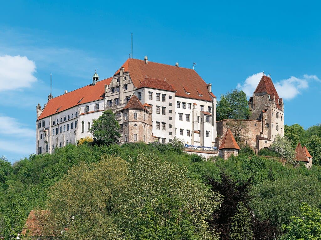 Weithin sichtbar thront hoch über der Altstadt von Landshut die Burg Trausnitz. Seit dem 16. Jahrhundert wird die Burg „Trausnitz“ genannt. Demnach sollte sie dem Land „Behütung“ und Schutz gewähren. ©Bayerische Schlösserverwaltung