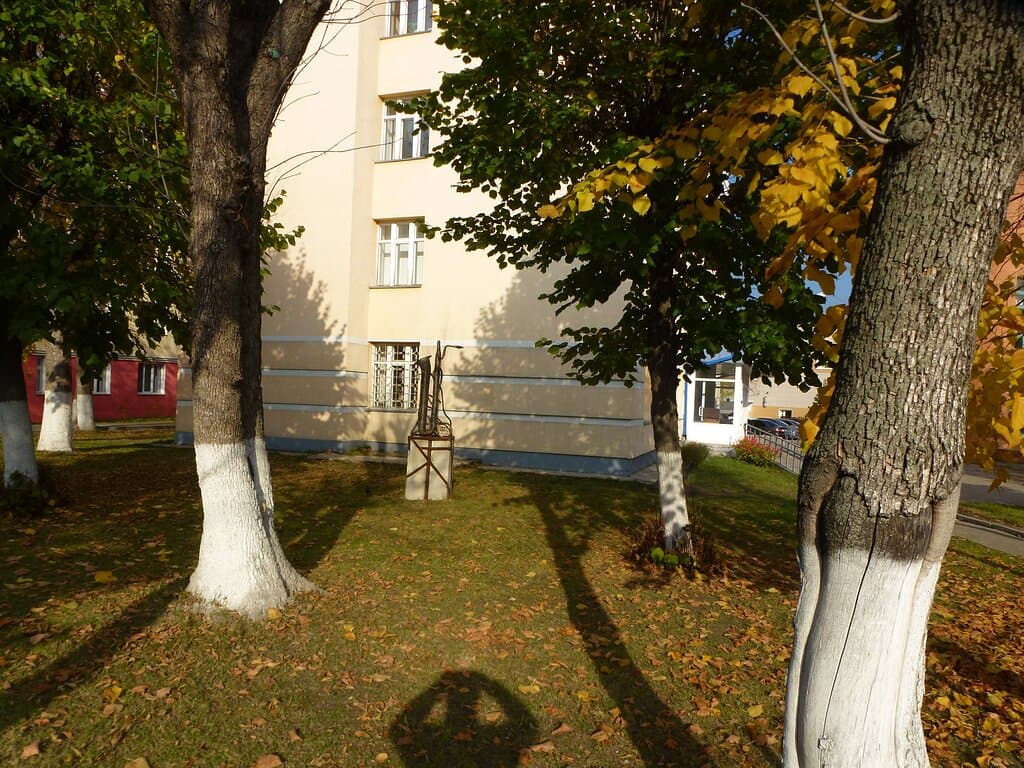 В тиши скверика, усыпанного "золотом" осенней листвы...