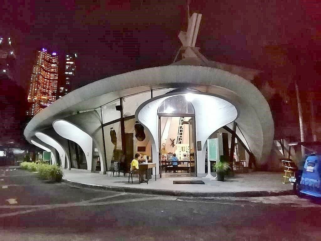 la chiesa, nel buio della sera