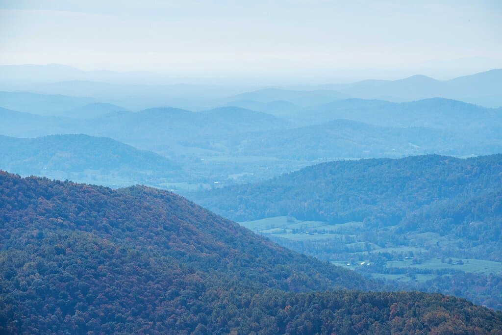 Blue Ridge Mountains, viewed from Range View Overlook on Skyline Drive. (AlpinerHut)
