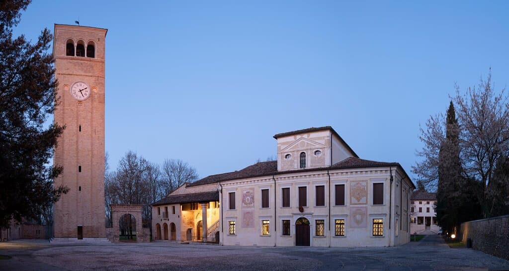 Veduta del complesso abbaziale da Piazza Castello