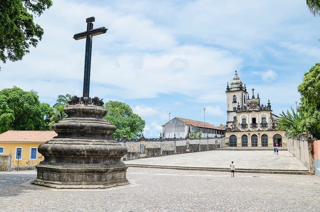 Nosso grande adro com o cruzeiro, constituindo um dos mais notáveis testemunhos do Barroco no Brasil.