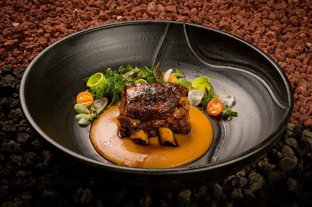 Short Rib miel de agave con pasilla mixe, lentejas, aguacate y quelites