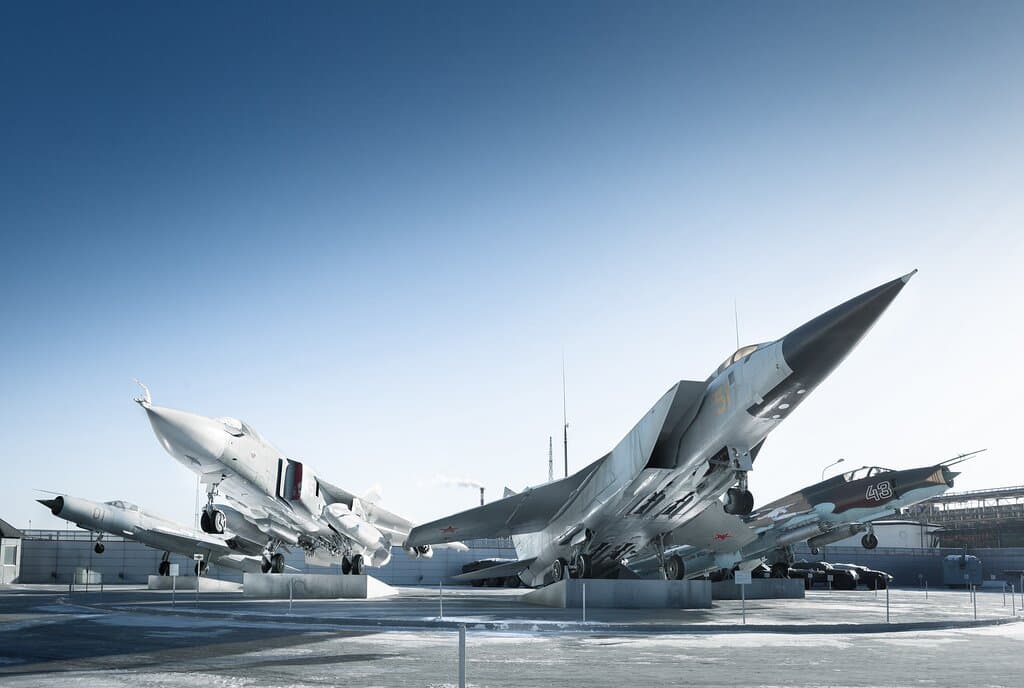 Экспонаты уличной экспозиционной площадки