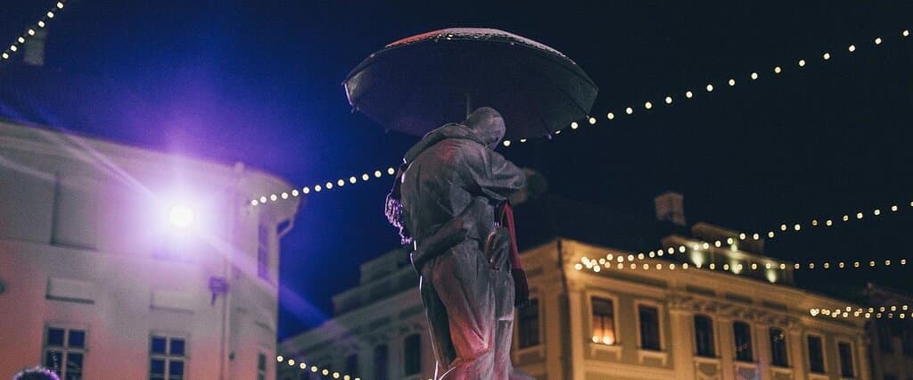 'The Kissing Students' sculpture and fountain, photo Rasaa Etten