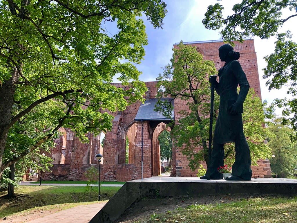 A monument to Kristjan Jaak Peterson and the ruins of Tartu Cathedral.