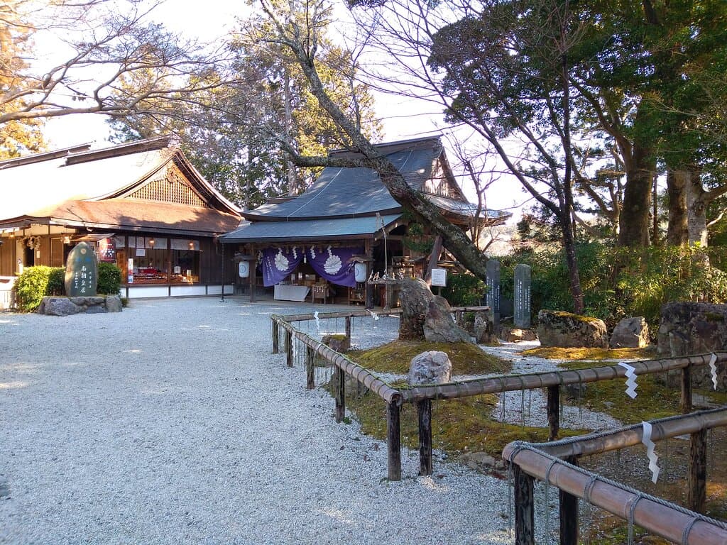 境内で