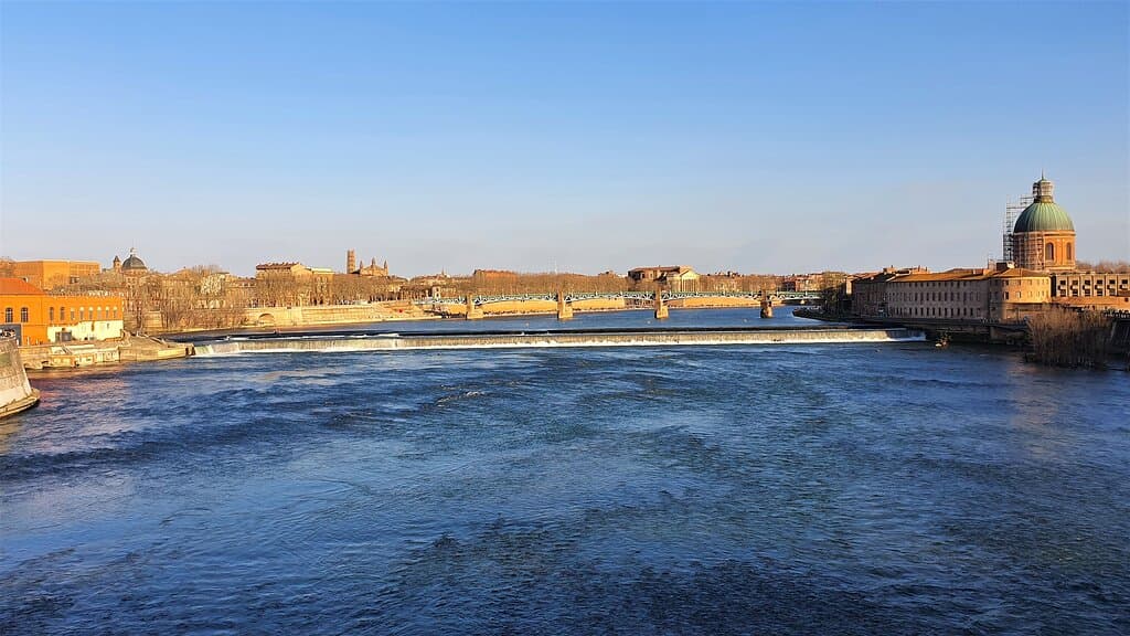Souvenirs de mes Balades --- France -- Occitanie -- Promenade au bord de la Garonne par une belle journée de fin Février avec le spectacle des chutes de Bazacle dominé par la coupole de La Grave en cours de restauration -- 21.02.28