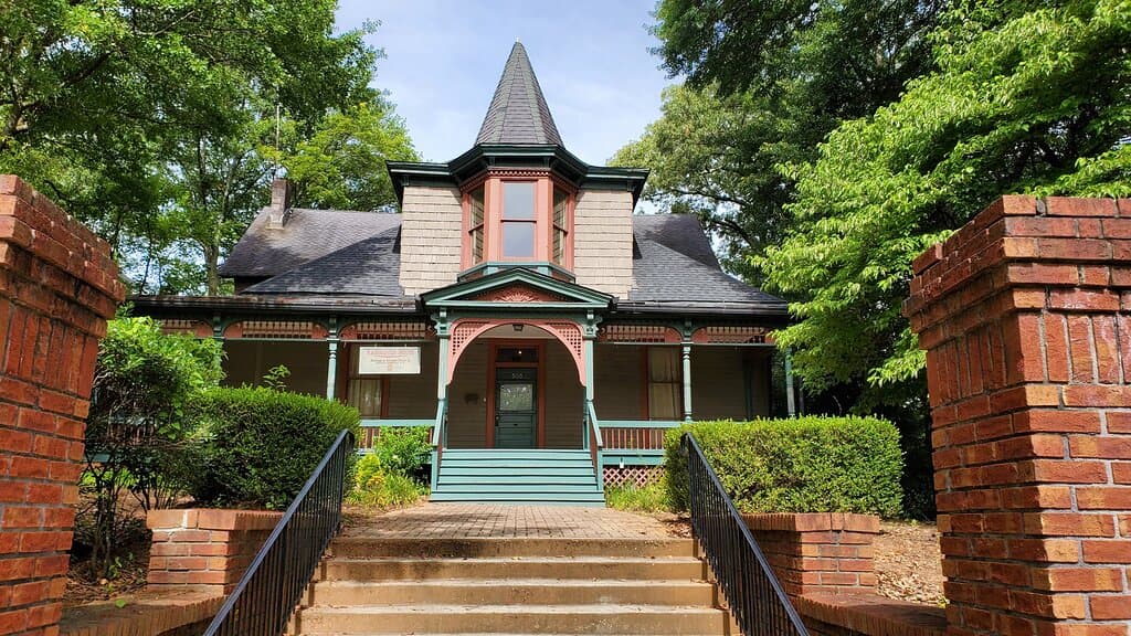 Hammonds House Museum's mission is to celebrate and share the cultural diversity and important legacy of artists of African descent. Located in Atlanta's historic West End Neighborhood, it is near HBCU's Morehouse and Spelman, the Wren's Nest, the BeltLine Westside Trail, and numerous religious institutions including the Shrine of the Black Madonna.