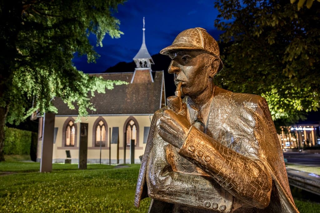 Sherlock Holmes Museum
Im Zentrum von Meiringen in der Englischen Kirche, die authentische weltweit einzige Nachbildung des Salon des Hauses in der Baker Street 221b – die Ausstellung geht unter die Haut – ab Mai 2019 mit neuen Überraschungen!