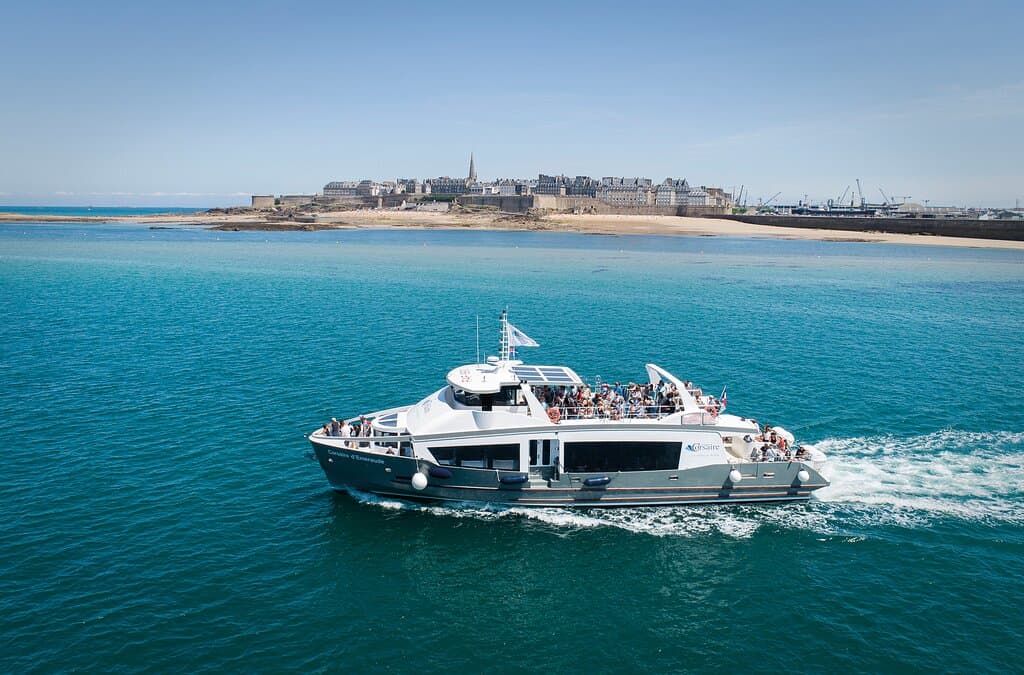 Corsaire d'Emeraude devant les remparts de Saint-Malo