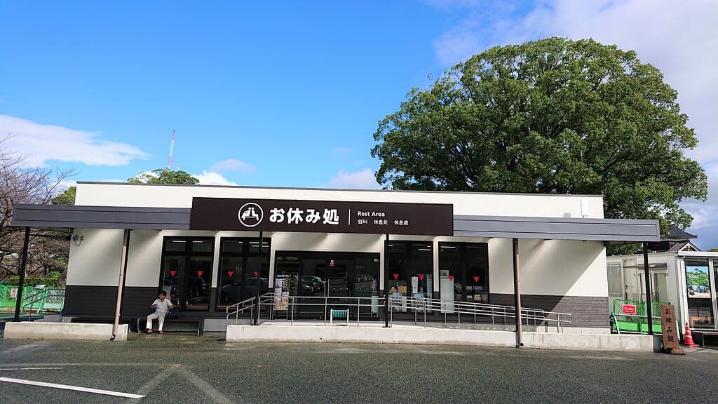 熊本城二の丸駐車場のそばにある、無料の休憩所です。黒と白のモノトーンの外観がとても印象的です。中には休憩が出来るベンチのほか、授乳室や熊本城の立派な模型、かっこいい甲冑のレプリカ、ケロロ軍曹像の設置なども行われていて、見どころがいっぱい!
