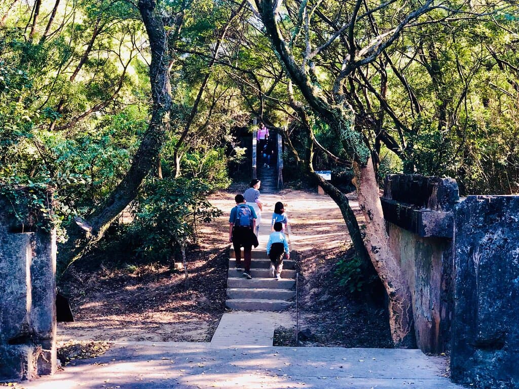 The historic Pinewood Battery is a hidden military base that dates back to 1901-5 and WWII. It is off the main walking trail through the Lung Fu Shan Country Park.
